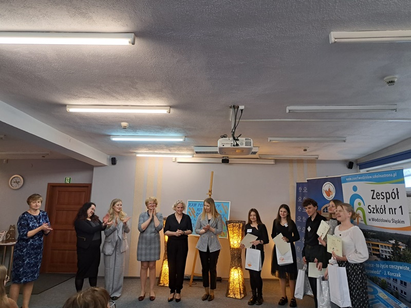 Laureaci konkursu wraz z komisją oceniającą